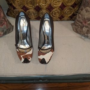 Fur, patent leather and leather peeptoe